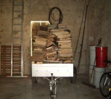 Pour pas changer, on scie du bois...Courage, on a bient&ocirc;t fini! En attendant, on va de plus en plus haut dans le chargement de la remorque! :p