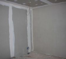 Notre chambre placo posé et mur brique platré