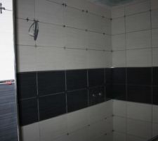 Le carrelage de la salle de douche