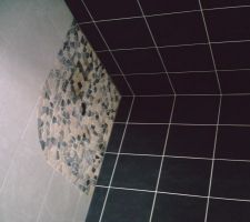 Salle d' eau du rdc
douche &agrave; l ' italienne avec des galets au sol