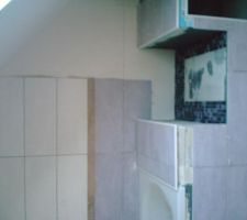 Habillage baignoire en cours et r&eacute;alisation d' un si&eacute;ge en bout de baignoire pour nos " vieux " jours et d' une niche pour panier &agrave; linge