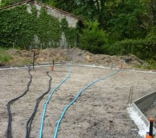 Les arrivées d'eaux vers les différentes piéces (ou futures piéces). Le bleu tout seul au fond correspond au robinet exterieur prévu par le constructeur.