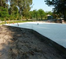 Les Inspecteurs au travail....
Noter sur cette vue arriére la prise d'air destinée à la cheminée dans les parpaings, qui débouche au milieu de la dalle à l'emplacement prévu pour une eventuelle cheminée.
Au fond, les arrivées/départ  eau/electricité.
