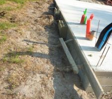 Détail arriére des arrivées/départ fluides, et vue de la curieuse *retenue* du béton pour le coulage