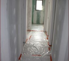 Préparation peinture plafond et voile blanc sur les murs