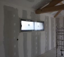 Préparation peinture plafond et voile blanc sur les murs