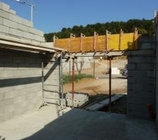 Intérieur garage, vue sur porte de garage