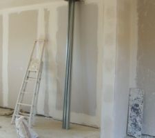 Pose des placos quasi achev&eacute;e : au niveau du conduit de chemin&eacute;e, isolation laine de roche, pour les autres placos, isolation polystir&egrave;ne.