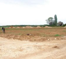 Vue d'ensemble du terrain.

Comme vous pouvez le constater, la parcelle se situe sur un angle.

La photo a &eacute;t&eacute; prise depuis la (future) voirie du futur lotissement.