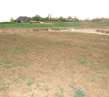 Cette fois-ci, la photographie a &eacute;t&eacute; prise depuis la limite de parcelle situ&eacute;e &agrave; l'oppos&eacute; (en prenant &agrave; peu pr&egrave;s la diagonale).

Vous pouvez prendre comme point de rep&egrave;re la "future" voirie que l'on aper&ccedil;oit dans le coin sup&eacute;rieur droit de l'image.