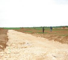 A droite, on aper&ccedil;oit une petite partie du terrain. De l'autre c&ocirc;t&eacute; de la "future" voirie, se trouvent d'autres parcelles du futur lotissement et au loin, on aper&ccedil;oit la for&ecirc;t !