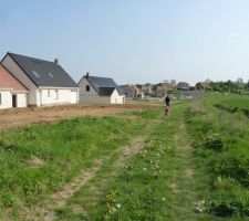 Le chemin en bout de parcelle, idéal pour prévoir un accès derrières les différentes parcelles