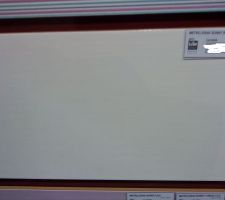 Faîence salle de bain de l'étage, blanc avec un effet des lignes incrustées dedans.