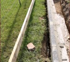 La mitoyenneté (garage). Peu de remblais à prévoir...