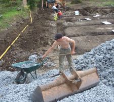 Le drainage est déroulé dans le fossé pour le reboucher avec du drainant et ainsi faire une rade d'accès tout le long de la maison.