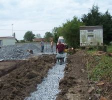 Et le 20/40 à la brouette pour reboucher le fossé...