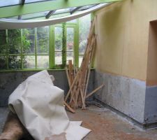 Arrachage du lambris de la "veranda" bien pourrie