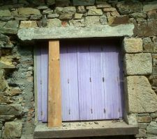 Autre fenetre de facade autre linteau pété adieu le ciment moche vous remarquez aussi qu'on a cassé la couche superficiel du linteau superieur on cherche un linteau de parement effet granit pour cacher ca car pas le matos pour monter un vrai linteau en granit qui serait trop lourd