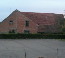 - Vue nord- Voil&agrave; le lieu o&ugrave; se situera notre maison.... Une fois cette grange d&eacute;molie....