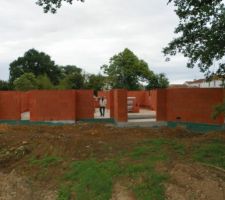 Vue côté jardin
a gauche porte arriere garage
emplacement baie vitrée cuisine et salle à manger