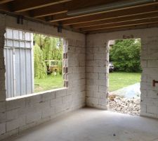 Vue de la fen&ecirc;tre et de la porte ext&eacute;rieure de la cuisine depuis l'int&eacute;rieur