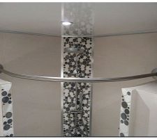 Partie haute de la douche à l'italienne.
eclairage IP44 dans le faux plafond laqué blanc. Tringle symétrique inox brossé 95 x 95 pour installer le rideau de douche