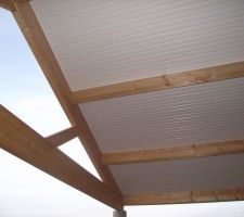 L'abri de voiture lambriss&eacute; vu d'en dessous