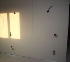 La chambre des parents avec les prises, interupteurs et luminaires