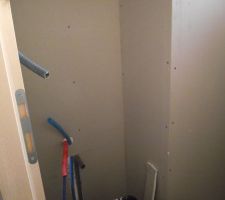 La position du lave-mains à l'entrée des toilettes