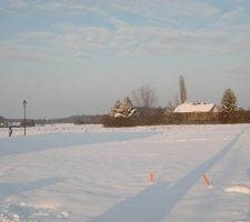 Terrain sous la neige. Superficie 1034 m2
La limite du terrain, est de l'angle de prise de vue jusqu'au boitier EDF tout au fond...