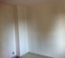 La première couche de blanc sur les murs