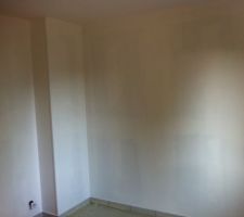 La première couche de blanc sur les murs