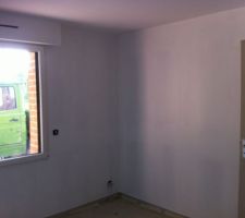 La première couche de blanc sur les murs