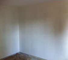 La première couche de blanc sur les murs