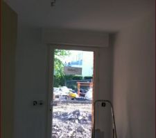 La première couche de blanc sur les murs