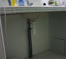 Dessous paillasse salle de bain