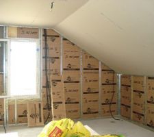 Isolation chambre du haut. 140mm en mur de laine de verre   400mm sous le toit