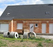 Façade maison avec porte garage motorisée