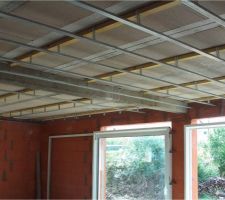 Rails plafond sur 1/2 chevrons visés entre poutrelle et hourdis