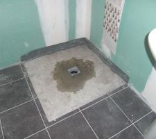 D&eacute;pose de l'ancien carrelage de la douche &agrave; l'italienne