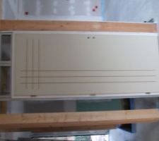Porte du sous-sol en cours d'installation