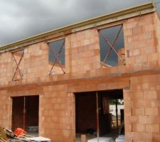 Façade arrière. corniches en place