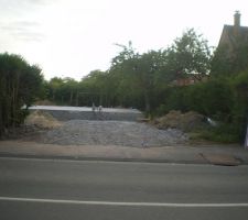 Dalle coulée , vue de la route .La maison va être surélevée par rapport au terrain .