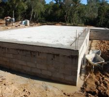 Une couche de b&eacute;ton parfaitement &agrave; niveau pour permettre la mise en place de la premi&egrave;re rang&eacute;e de briques