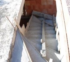 On avait prévu un seul virage, mais on avait pas assez de place pour passer, le macon a eu l'idée de rajouter un deuxième virage, ce qui nous ravie en fait!!...