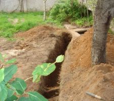 Bien sur de superbe surprise lorsqu'on cest appercu que l'ancien tuyau d'eau etait enterré à environ 10 voir 15cm de profondeur avec un jolie petit but de polystyrene sur le dessus