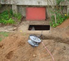 Le pere de cell encore dans un travail difficile pour percer le coffrage d'arriver d'eau afin d'y passer les fourreaux