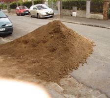 Livraison de 4M3 de terre pour applanir le terrain. A rentrer à la brouette et à la pelle mon frere etait bien en forme apres tout ca