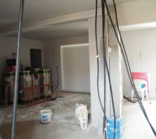 Salon &agrave; gauche et cuisine &agrave; droite