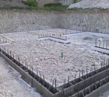 La préparation pour le coulage de la dalle du sous-sol a été très très dure...Entre la chaleur et la craie... Finalement la dalle a été coulée le 11 mai 2011.
